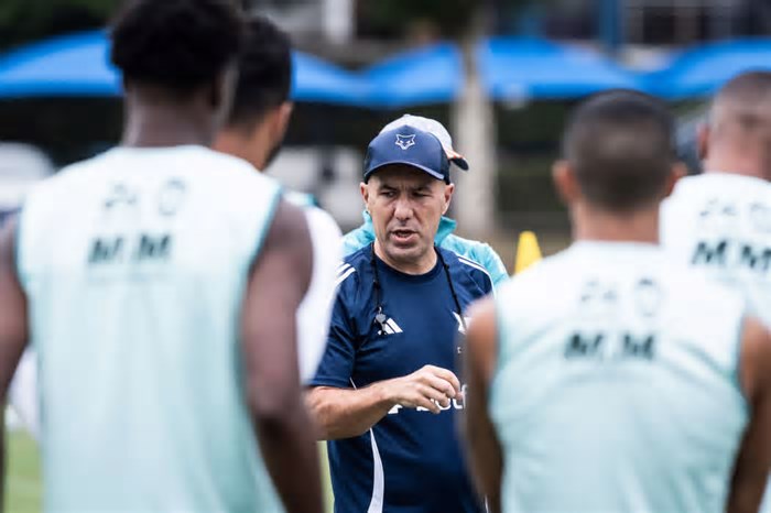 Leonardo Jardim avalia jogo-treino com Botafogo e destaca evolução do Cruzeiro
