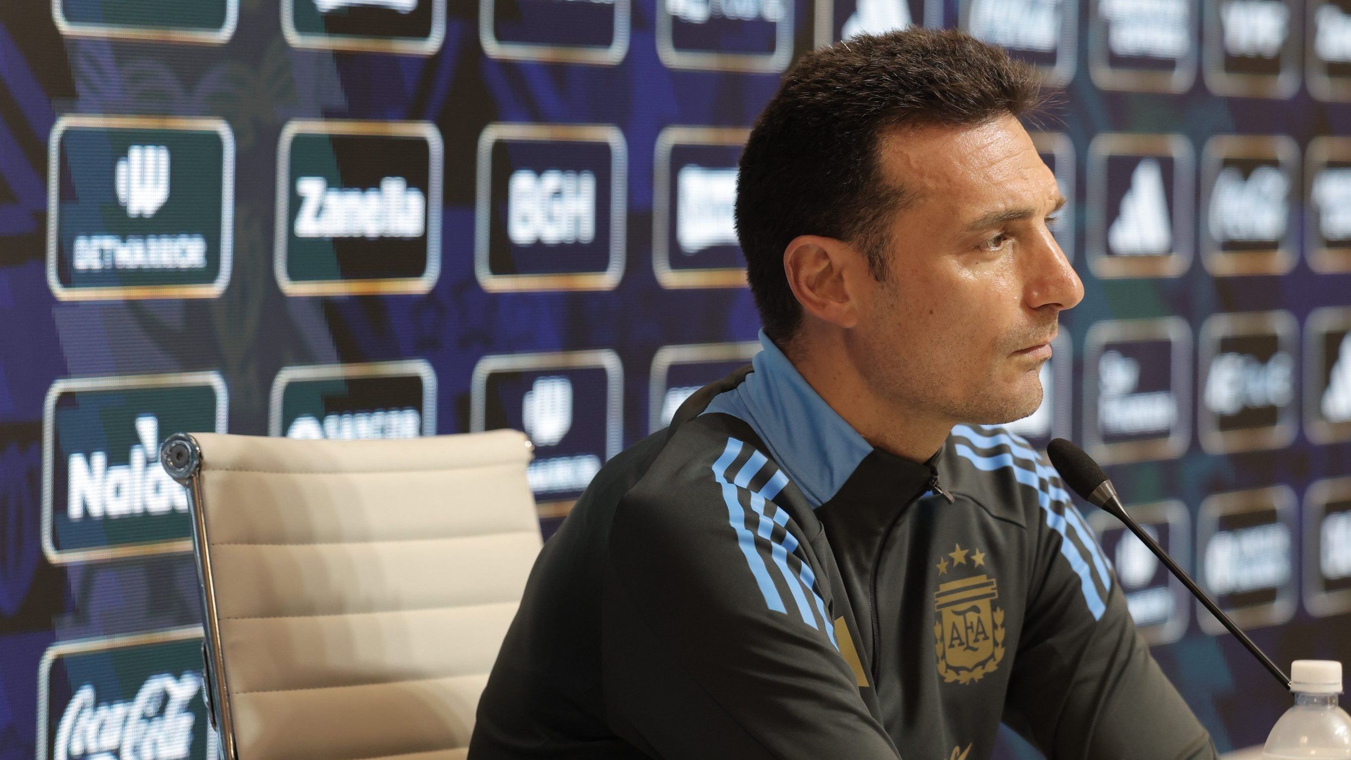 Técnico da Argentina minimiza fala de Raphinha e pede respeito antes de clássico com o Brasil