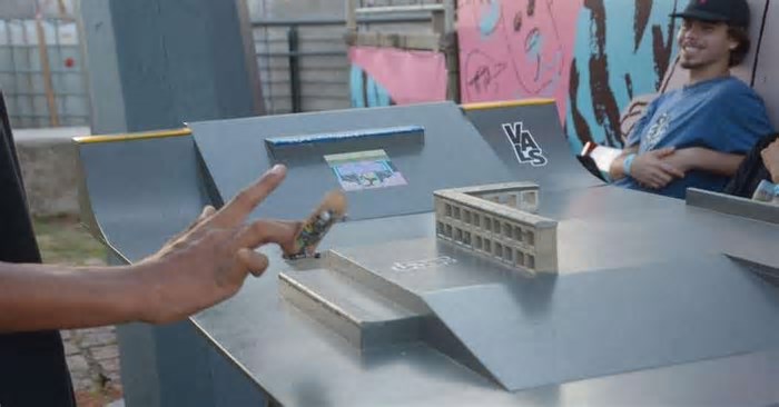 Skate com os dedos é uma das atrações dos estandes do STU Pro Tour em Porto Alegre