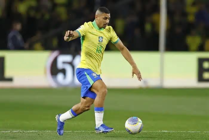 Em treino, André, ex-Fluminense, volta aos titulares da Seleção Brasileira; João Pedro fica no banco