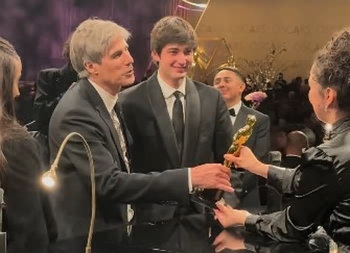 Walter Salles grava nome na estatueta do Oscar em festa da premiação; veja o momento