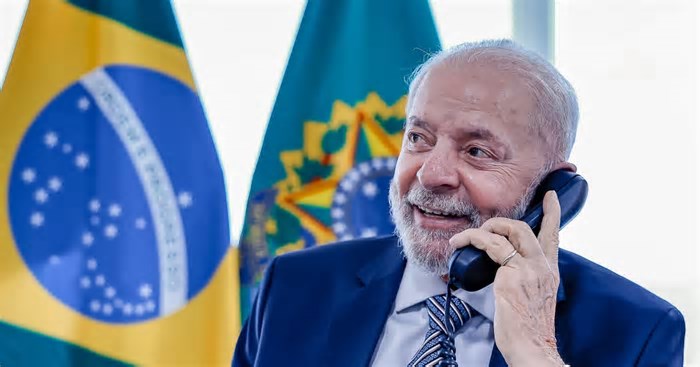 Lula e Walter Salles conversam ao telefone e presidente faz convite ao diretor