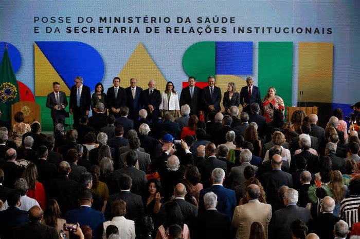 Lula dá posse a ministros da Saúde e das Relações Institucionais em evento no Planalto