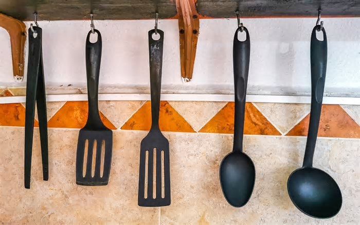 Esse estudo tentou mapear quais plásticos pretos não fazem mal para saúde e resultado é chocante: você não deveria usar