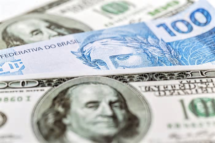 Dólar recua de olho em Trump, emprego nos EUA e indústria no Brasil