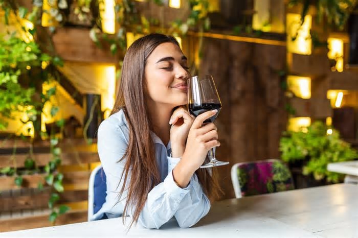 Desenho de rótulo e economia de água: como a inteligência artificial está produzindo seu vinho