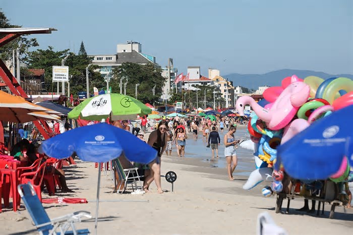 Turistas são torturados após fazerem gestos interpretados como símbolo de facção em praia de Florianópolis e três são presos