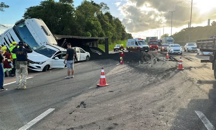 Caminhão tomba sobre dois carros na freeway