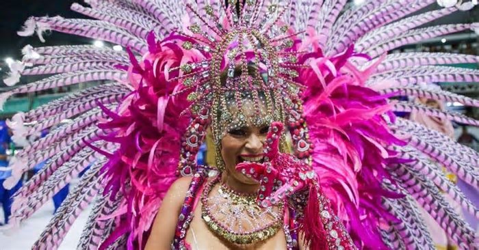 Desfiles exaltam tecnologias, cultura, meio ambiente e lutas sociais: confira como foram as escolas na primeira noite do carnaval de Porto Alegre