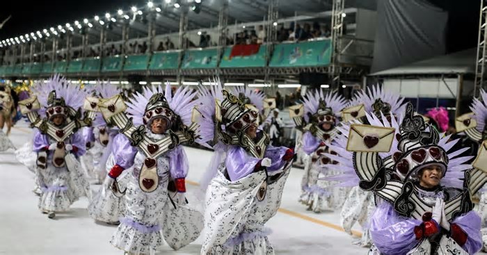 Carnaval de Porto Alegre: assista ao vivo à primeira noite de desfiles das escolas de samba do Grupo Ouro