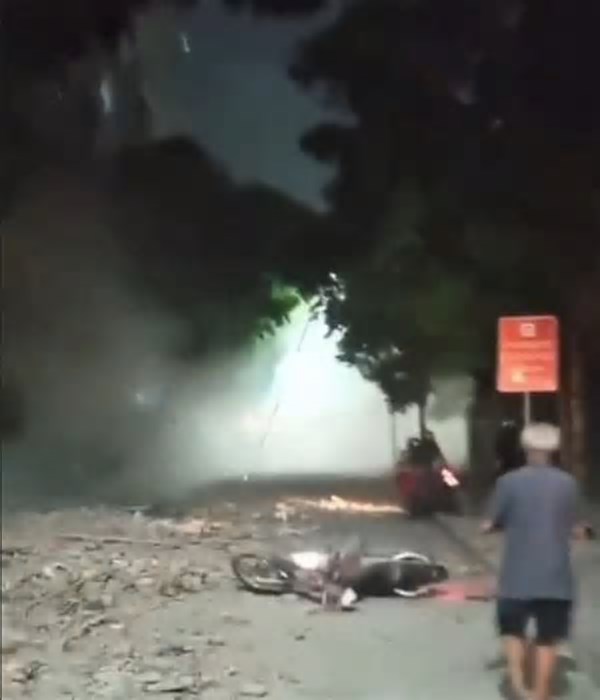 Parte de casarão desaba na Lapa e interdita a Avenida Mem de Sá, perto do sambódromo