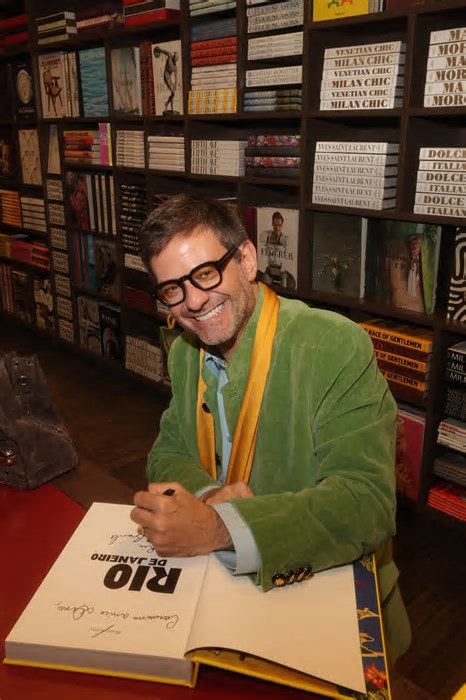 Bruno Astuto lança livro “Rio de Janeiro” em Paris com amigos de diversas partes do mundo