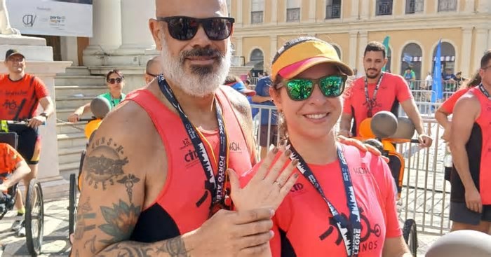 Com pedido de casamento no pódio, 21ª corrida de Porto Alegre celebra aniversário da Capital