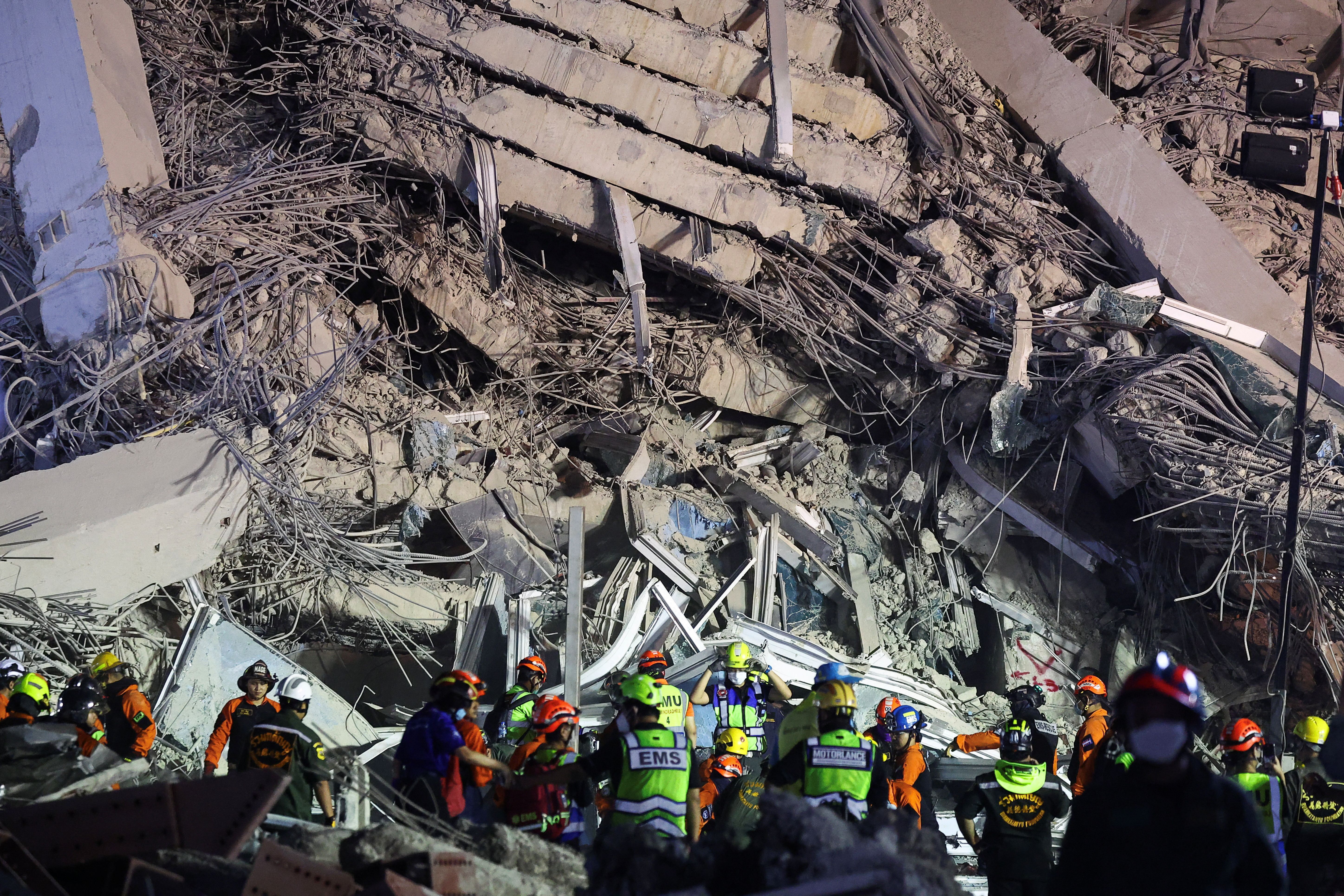 Após terremoto, capital da Tailândia fica paralisada em meio ao medo e caos