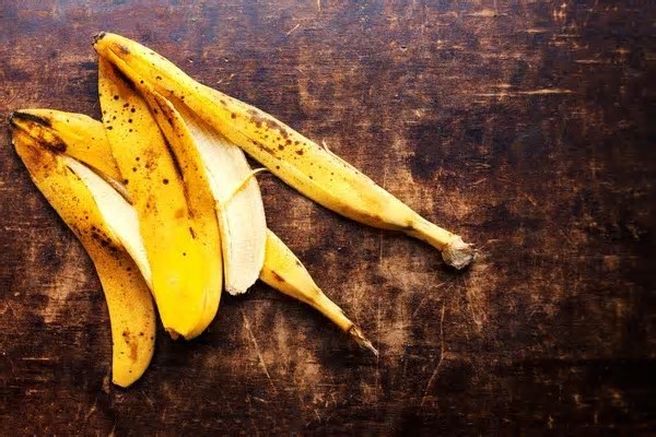 4 maneiras de reutilizar cascas de banana na limpeza da casa