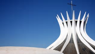 Brasília celebra 65 anos com festa popular na Esplanada, transporte gratuito e atrações culturais por todo o DF