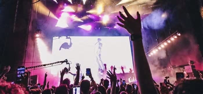 Estácio promove interação com público no Lollapalooza Brasil 2025
