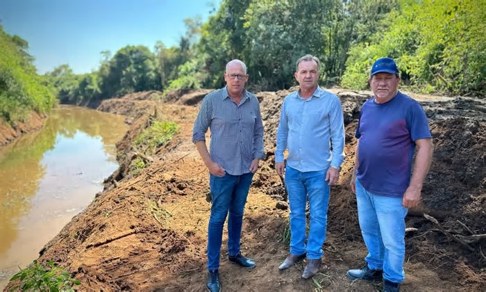 Arroio Feitoria começa a ser desassoreado em Lindolfo