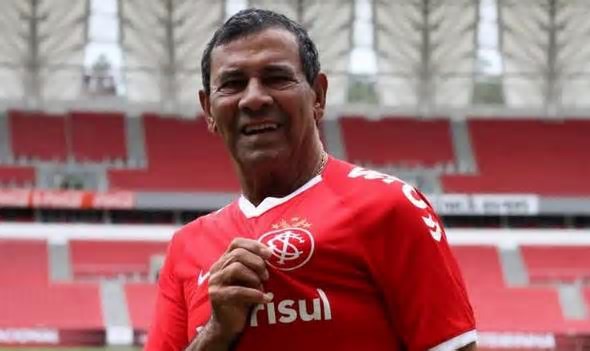 Único octa gaúcho, Valdomiro festeja título do Internacional
