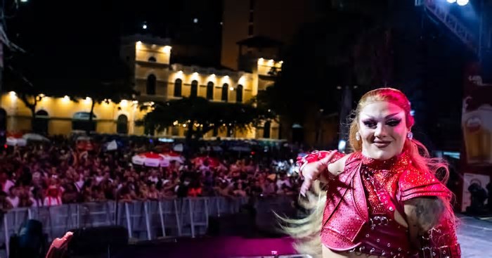 FOTOS: ‘Carnaval Drag’ coloriu centro de Florianópolis com concurso e show de Luiza Martins