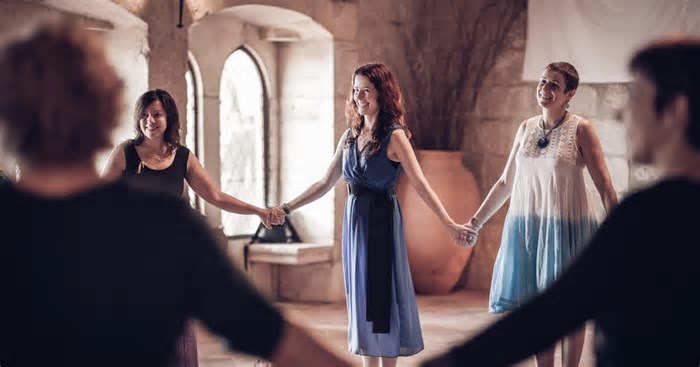 Pesquisadora caxiense, Natália Eilert Barella, inicia grupo de Danças Circulares Sagradas, em Caxias do Sul