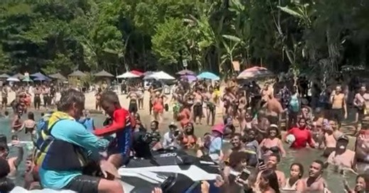 Bolsonaro faz tour de jet ski com apoiadores e reativa cercadinho em Angra