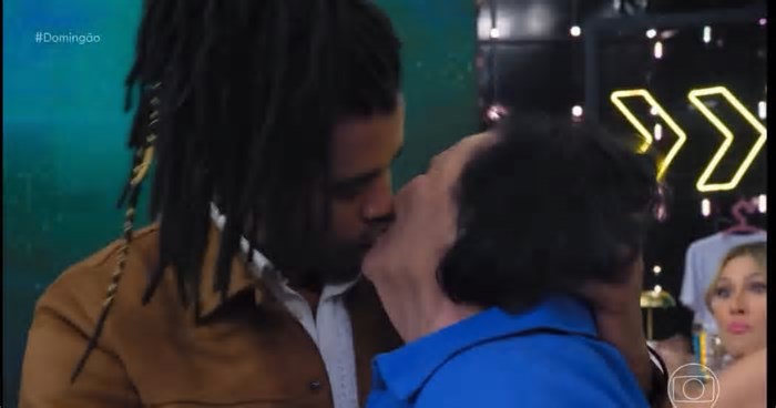 No Domingão, Diogo Almeida dá beijão em Dona Déa e plateia vai à loucura