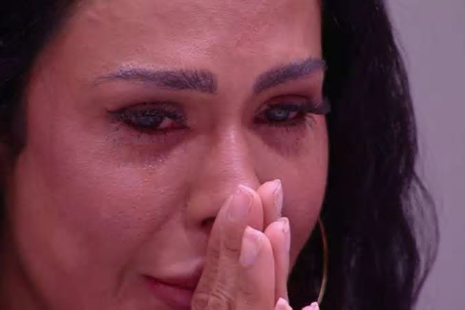 Gracyanne Barbosa chora e pede desculpas por roubar comida no 'BBB 25'