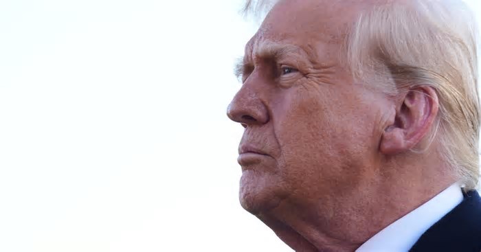 Dentro dos Estados Unidos, presidente busca usurpar prerrogativas de outros poderes. Fora, cobiça riquezas dos outros países
