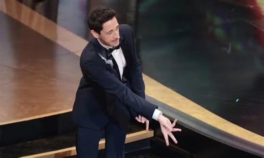 Adrien Brody é criticado após 'atitude nojenta' com a namorada durante premiação do Oscar; vídeo