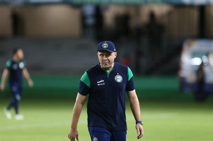 Mozart assume culpa no Coritiba, mas não vê eliminação como fracasso: “Tirar coisas positivas”