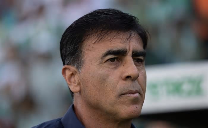 Quinteros vai fazer cinco mudanças na escalação do Grêmio e poupa João Pedro e Esteves