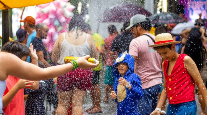 Sob chuva, último dia de Carnaval no Ceará concentra ambiente familiar
