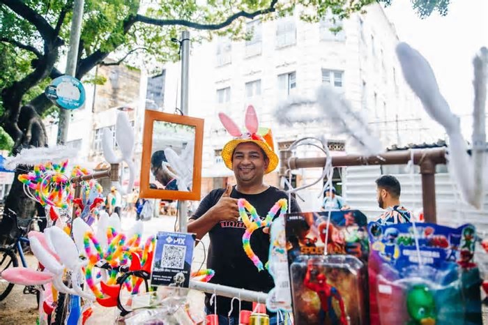 Com vendas de leques a 'caipirinhas', comerciantes no Carnaval de Fortaleza garantem renda extra nos festejos