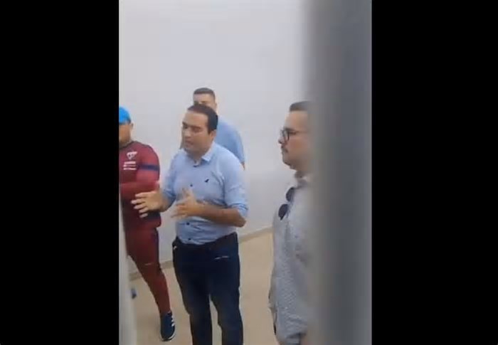 Torcedores do Fortaleza vão protestar na sede do clube e Marcelo Paz barra entrada: