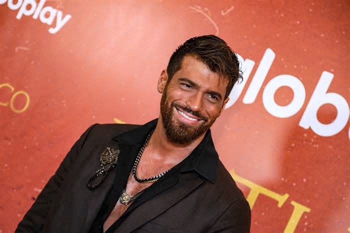 Can Yaman participa de coletiva sobre El Turco no Rio e famosos prestigiam