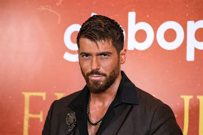 Astro turco Can Yaman causa alvoroço durante lançamento da série 'El Turco' no Rio