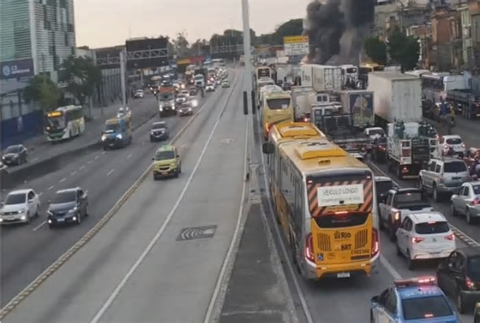 Incêndio em ônibus na Avenida Brasil provoca nó no trânsito na volta para casa no Rio