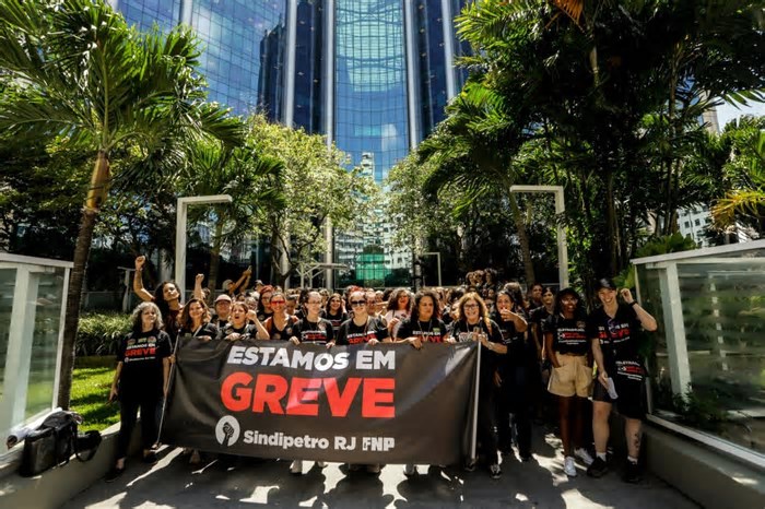 Funcionários da Petrobras fazem greve de 24 horas contra redução de bônus e maior trabalho presencial