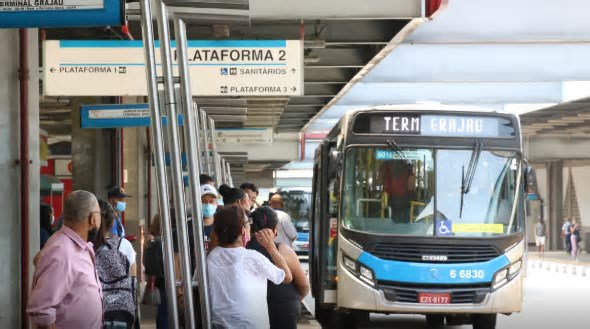 Setor de serviços recua 0,2% em janeiro, influenciado por transportes