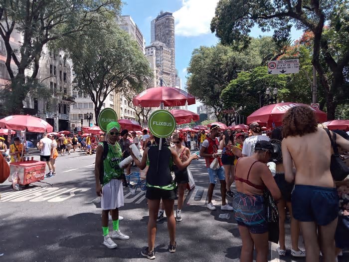 Proliferação de ações de marcas nos blocos de São Paulo provoca elogios e críticas dos foliões