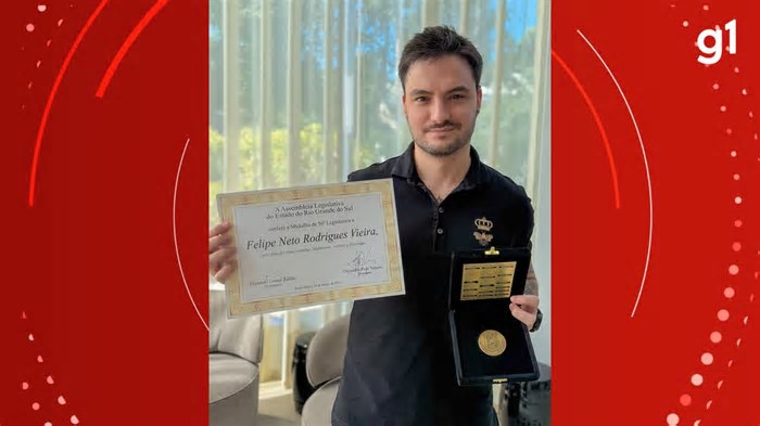 Felipe Neto é homenageado pela Assembleia Legislativa do RS por ajuda durante enchente