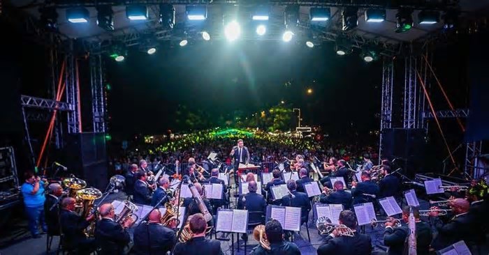 Baile da Cidade leva milhares de pessoas à Redenção, em Porto Alegre