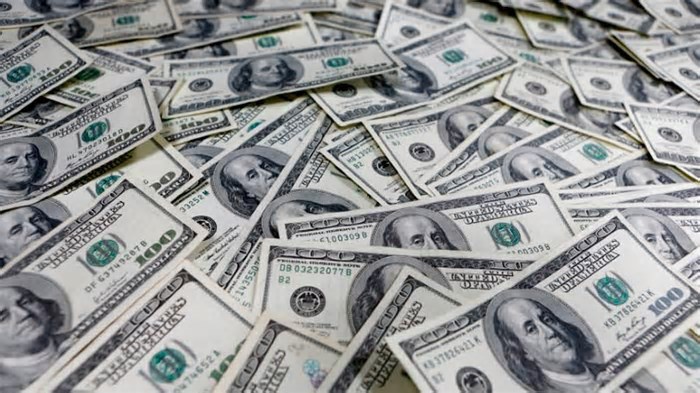 Dólar ronda estabilidade na abertura com tarifas de Trump em foco