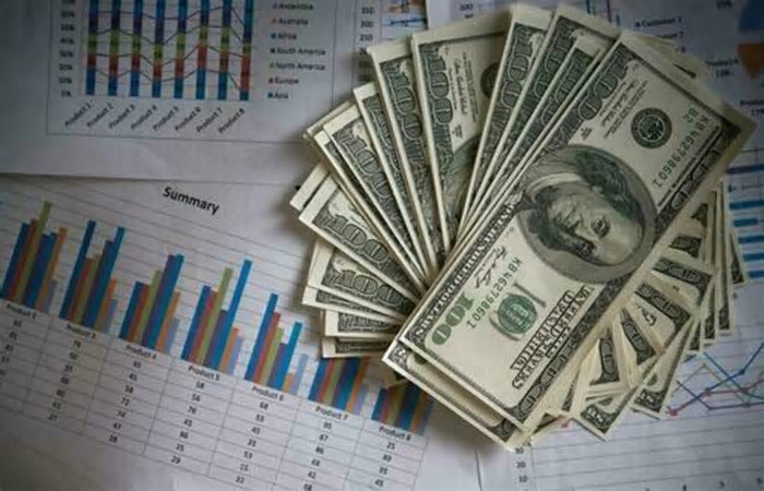 Dólar fecha última sessão a R$ 5,71, após alta de 0,73%