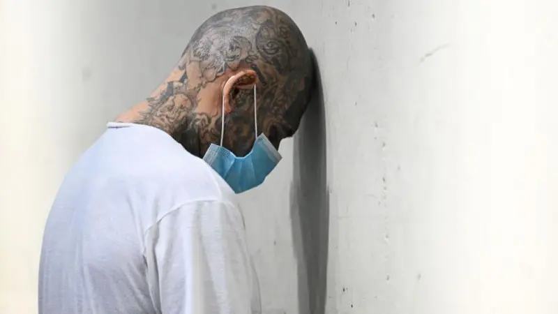 'Tenho medo que me prendam apenas porque tenho tatuagens': imigrante nos EUA que teme deportação para megaprisão de Bukele em El Salvador