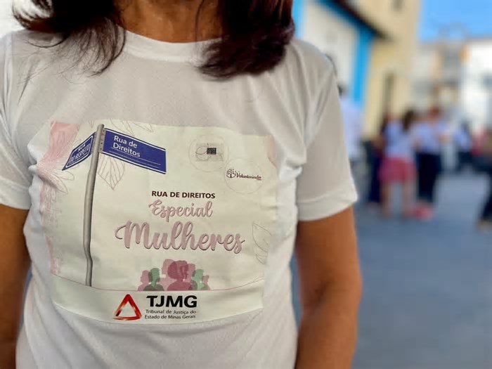 FOTOS: Rua de Direitos leva serviços essenciais para mulheres em situação de rua em BH