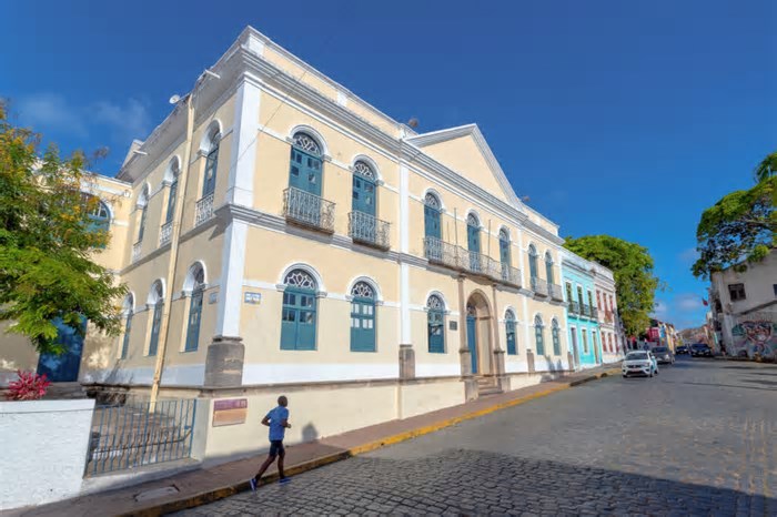 Olinda comemora 490 anos com corte de bolo, desfiles carnavalescos e shows