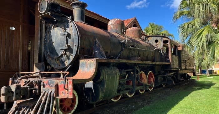Comitiva de Caxias do Sul conhece locomotiva histórica que será integrada ao complexo da Estação Férrea