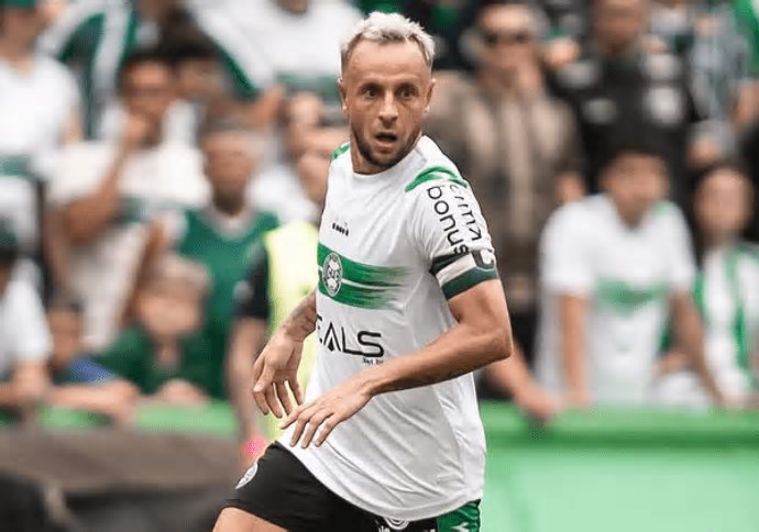 Coritiba rescinde com o lateral Rafinha após participação em evento do Bayern